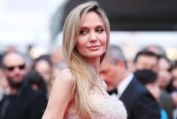 Aktris Angelina Jolie saat hadir di Festival Film Cannes 2025. (Instagram.com/@ashotmagazine)