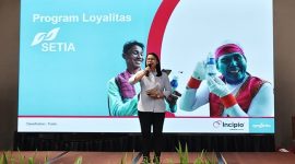  Petani semi serius memindai QR Code SETIA, jadi #jaga panen tanpa khawatir produk palsu. (Dok. Syngenta Indonesia)