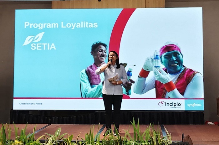  Petani semi serius memindai QR Code SETIA, jadi #jaga panen tanpa khawatir produk palsu. (Dok. Syngenta Indonesia)