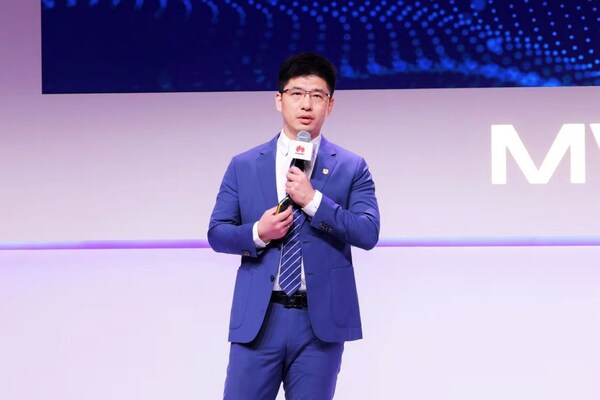 Arthur Wang delivering a keynote speech