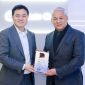Left to right: Ben Zhou, CEO of Whale Cloud; Eric Alberto, CEO of DITO Telecommunity, hold the “Excellence in Partnership Award” presented to Whale Cloud by DITO Telecommunity during MWC Barcelona 2026.