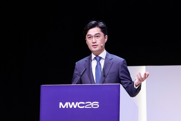 Eric Yang, President of Huawei Carrier Business, delivering a keynote speech